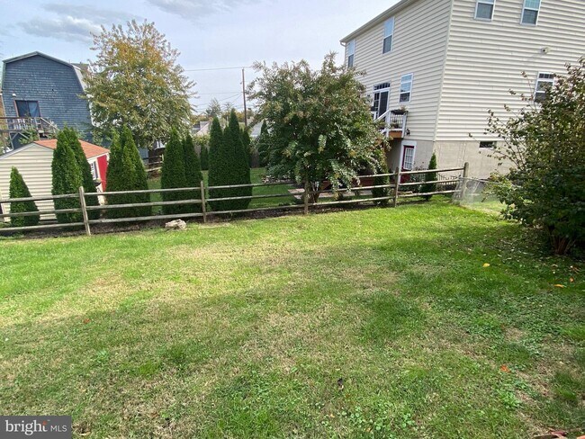 Building Photo - 2605 Maple Ave