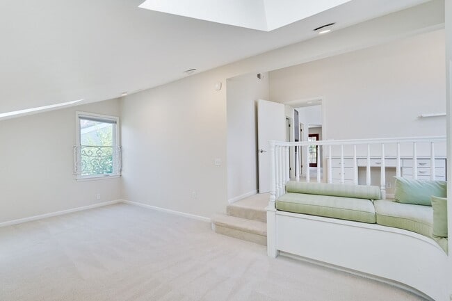 Building Photo - $8500-Mountain View  4 bedroom 3 baths in great neighborhood!