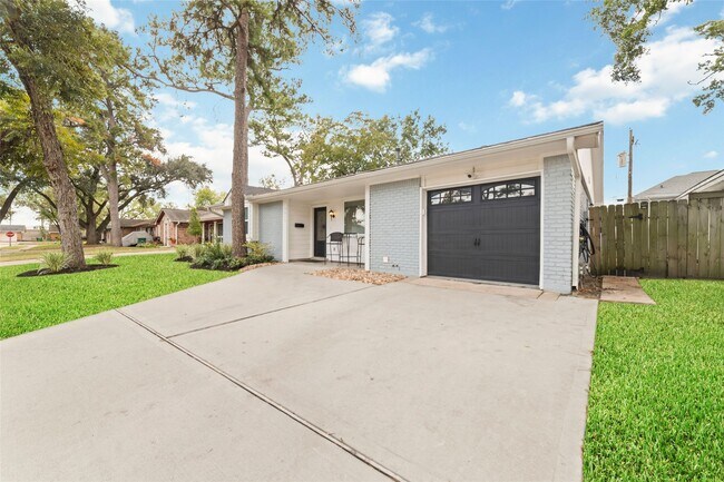 Building Photo - 3815 April Ln