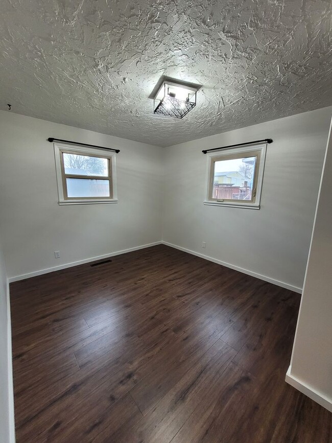 Building Photo - Fully Remodeled 2-Bedroom, 1.5-Bathroom Re...