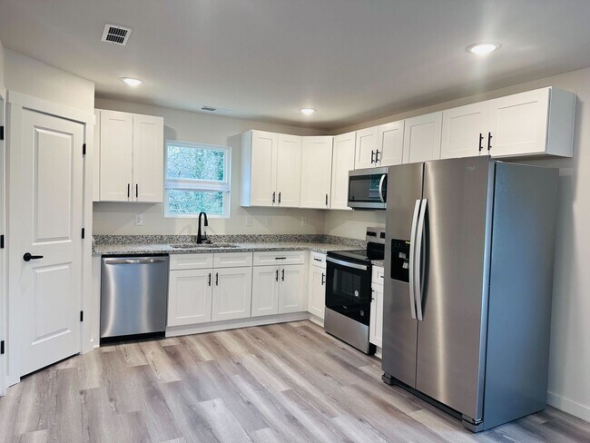 Building Photo - Modern 3BR / 2.5BA Townhome in a Prime Location – Washer/Dryer Included
