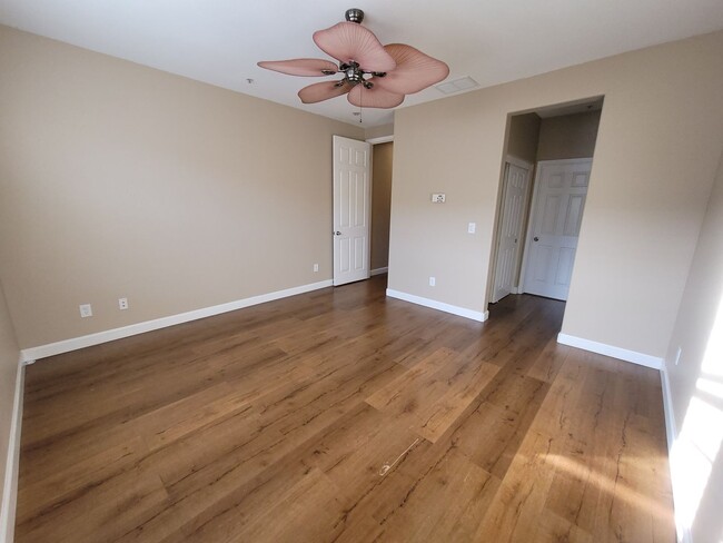 Building Photo - Elk Grove Condo Condo