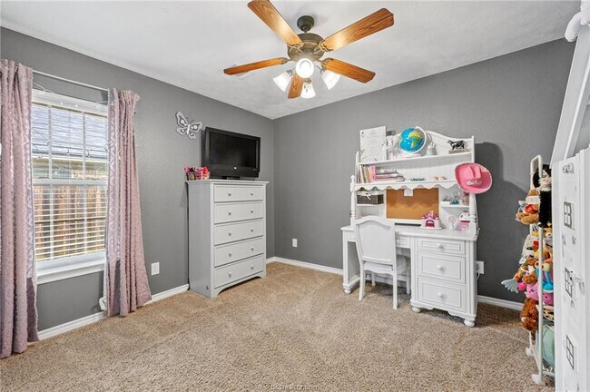 Building Photo - 912 Emerald Dove Ave