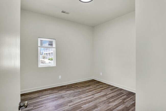 Building Photo - Escape to Serenity: Experience the Charm of our One-Bedroom Cottage!