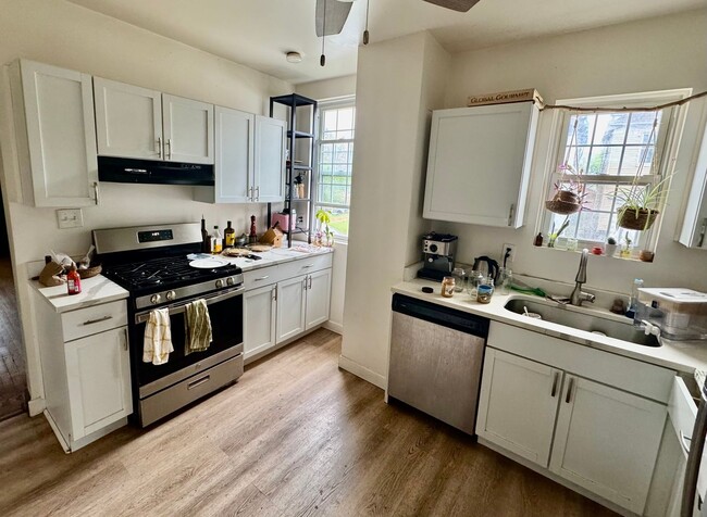 Building Photo - Newly renovated spacious 4 bedroom home in...