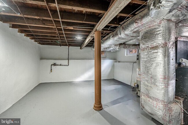 Building Photo - 303 W Washington St