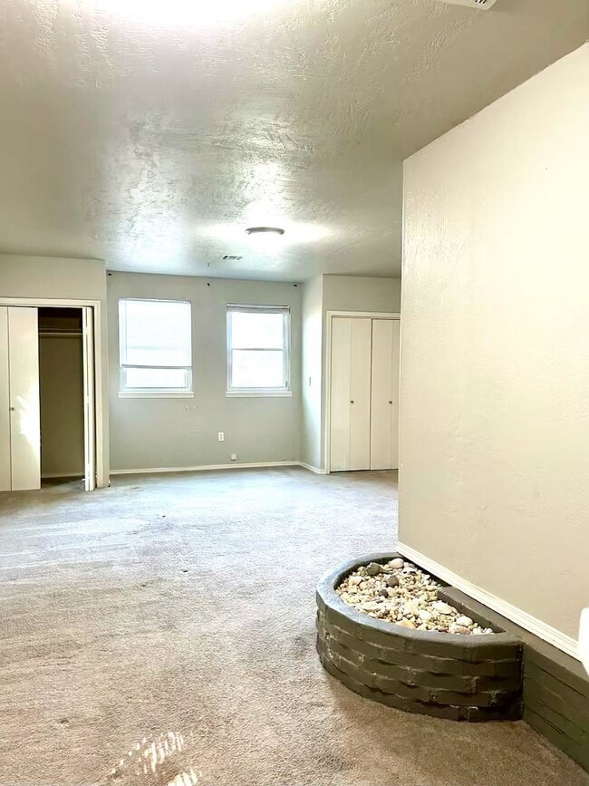 Building Photo - 1807 Comanche St