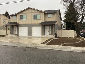 Building Photo - 3 bed 2.5 bath Townhouse