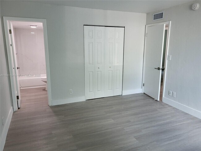 Building Photo - 9125 SW 77th Ave