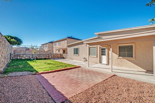 Building Photo - Gorgeous and Spacious Eastside Home for Rent with Refrigerated Air!