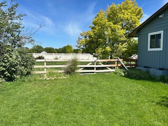 Building Photo - Country charm!