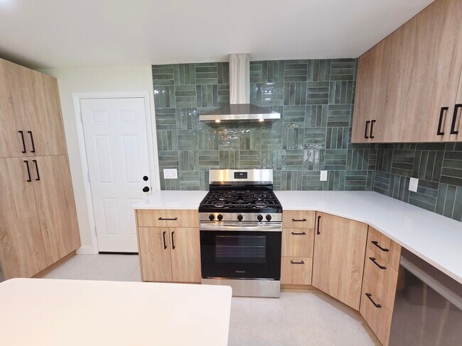 Building Photo - 945 Brookview Ln
