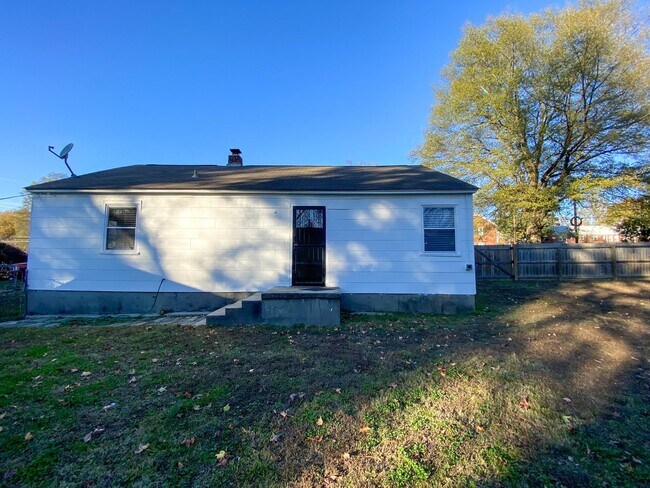 Building Photo - 2 bed, 1 bathroom house near Christian Brothers University in Midtown Memphis