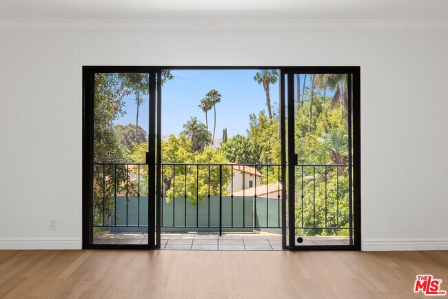 Building Photo - 1121 La Collina Dr