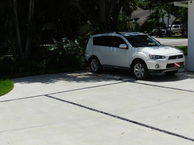 Building Photo - 9501 SW 69th Ct