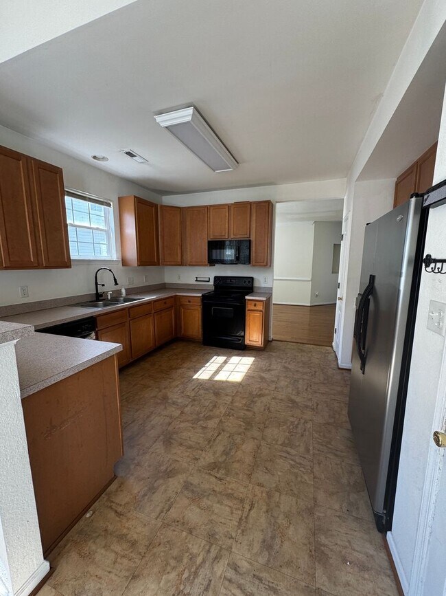 Building Photo - BEAUTIFUL OPEN FLOOR PLAN