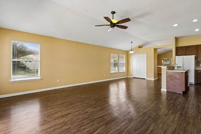Building Photo - Single-Story OakLeaf Plantation Home Near Shopping, Schools and Recreation