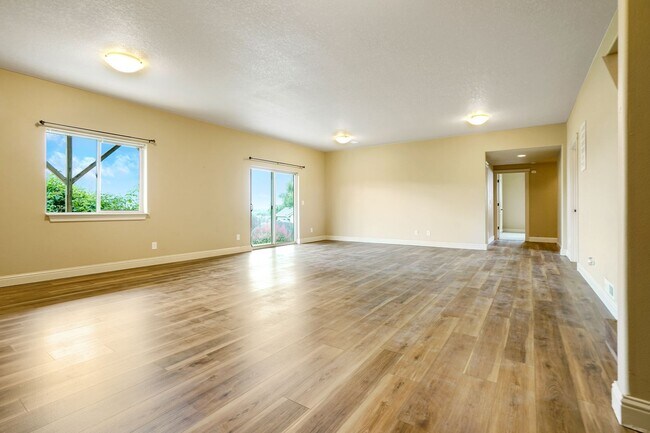 Building Photo - Spacious 4 bed, 3 bath home with sprawling...