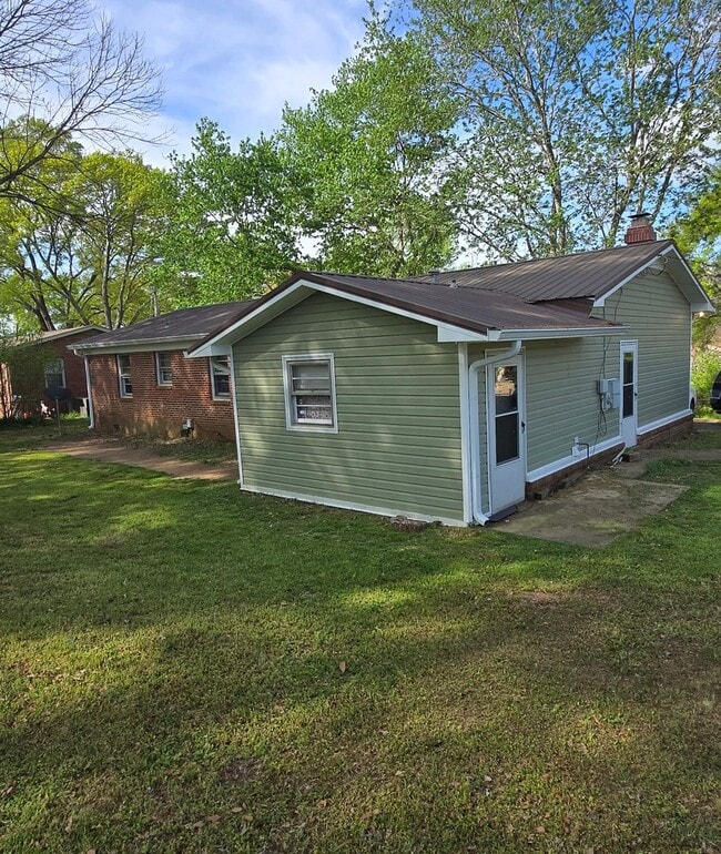 Building Photo - 3 Bedroom 2 Bath located in Oxford