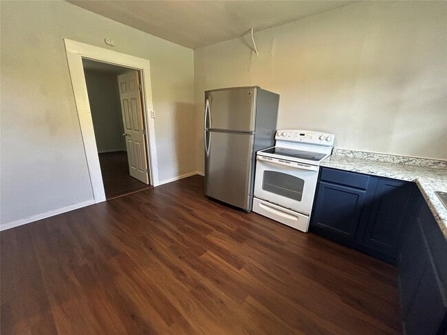 Building Photo - 400 Symes St