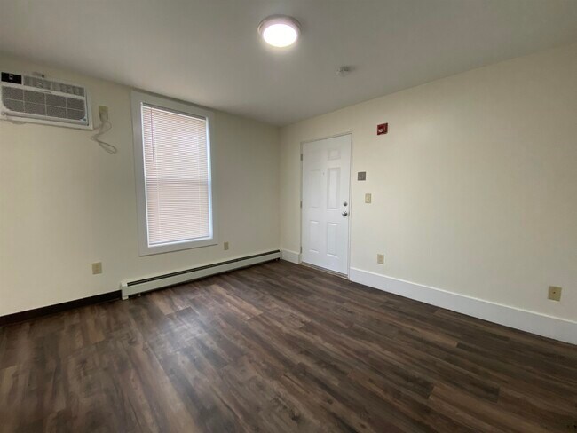 Building Photo - 4 Martin St