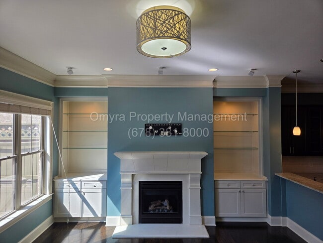 Building Photo - Gorgeous Townhouse near Ansley Mall!
