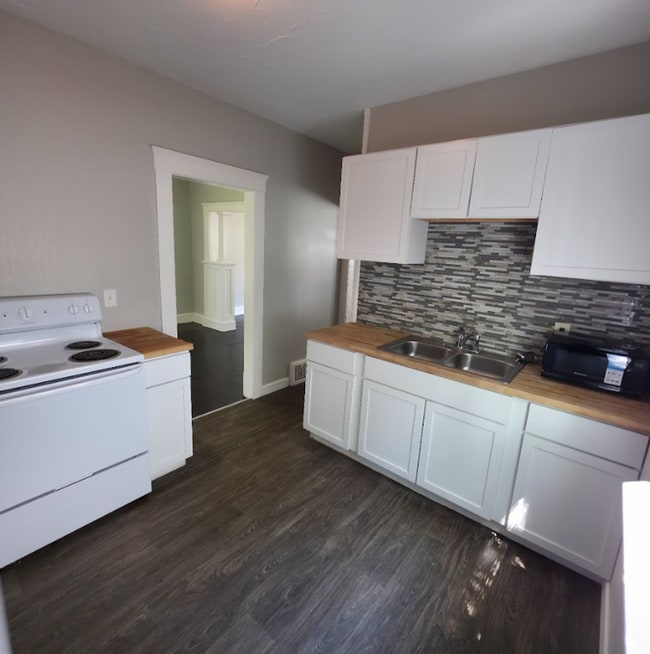 Building Photo - Single Family Home 4 Bedroom and 1 Bath Fo...
