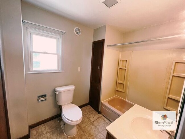 Building Photo - 3 bed 1.5 bath Single Family Home