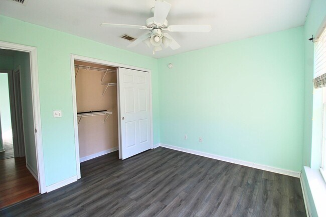 Building Photo - 3 Bedroom Home in Wakulla Gardens Available Now