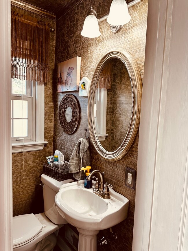 Building Photo - 913 W Stratford Dr