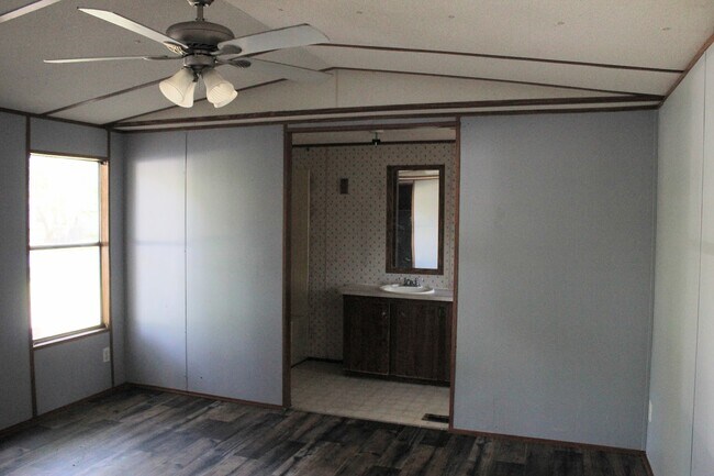 Building Photo - 14 Thrasher Ln E