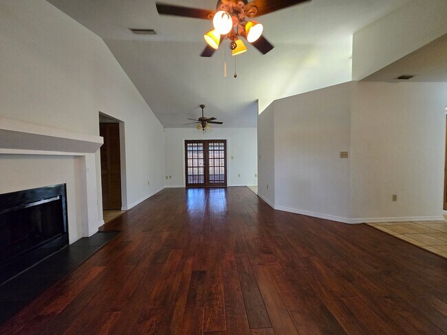 Building Photo - Springtree - Beautiful, spacious home