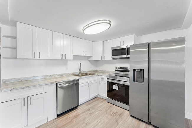 Building Photo - 1052 Hythe A