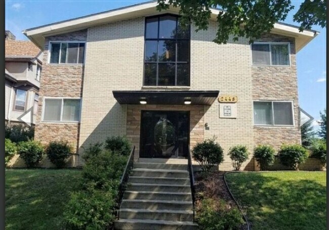 Building Photo - 2448 W Killbourn St