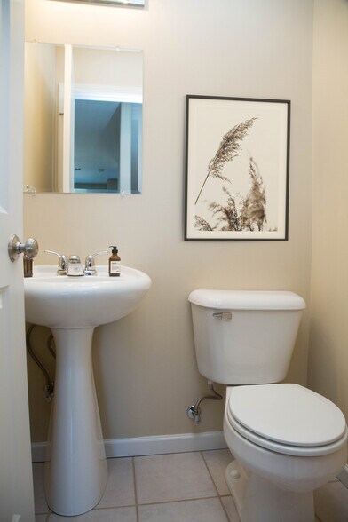 Main floor bath - 2678 Beverly Ave