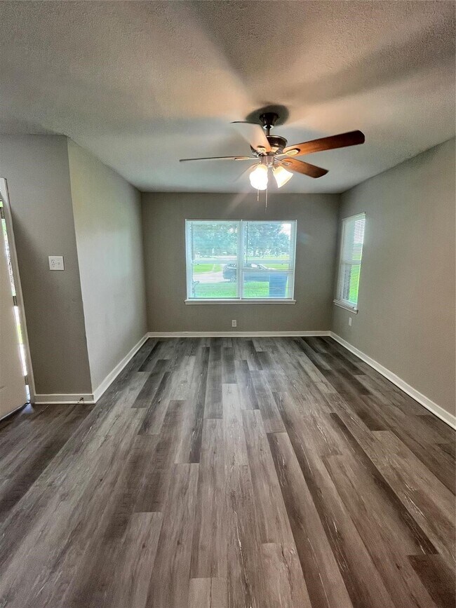 Building Photo - 1001 Mac Dr