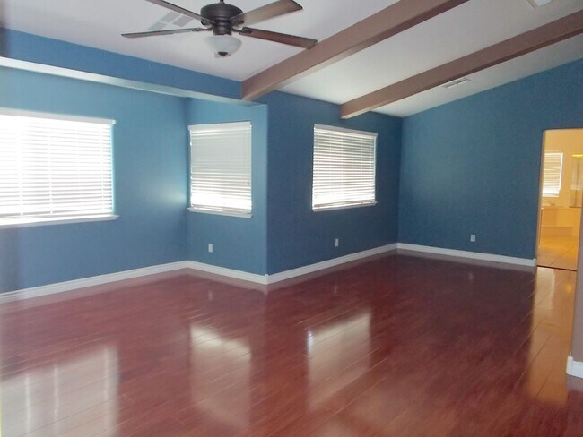 Building Photo - Beautiful 4BR Home with Pool, Loft, and 3-...