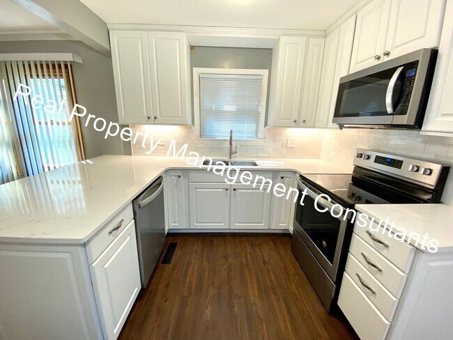 Building Photo - Adorable & Completely Remodeled 2 bedroom - Live Security Deposit Free with Obligo