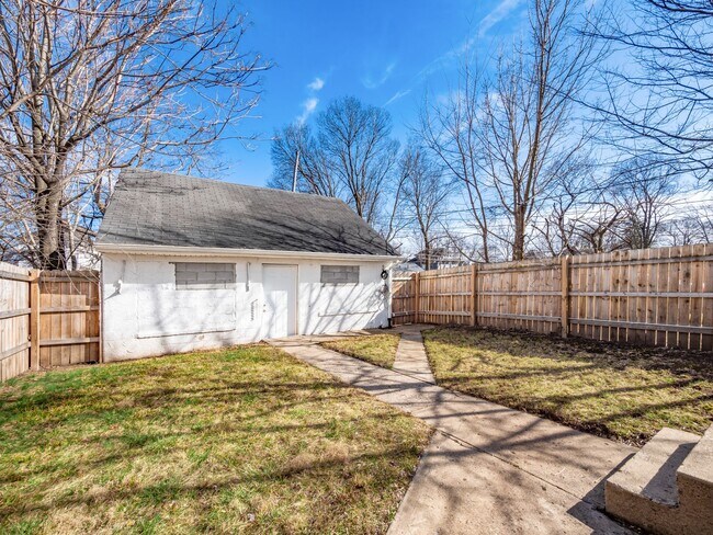 Building Photo - 522 Kelton Ave