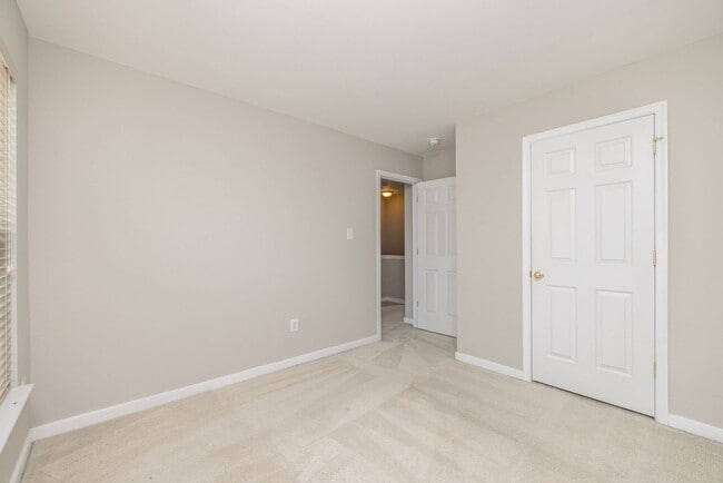 Building Photo - Well-maintained townhouse in Richmond