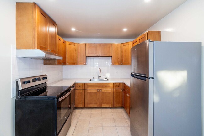 Building Photo - Top Floor 1BR/1BA. Renovated! DISHWASHER! ON-SITE LAUNDRY!