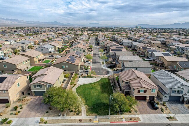 Building Photo - Gated community Located within the Valley Vista Master Plan. 4 Bed 3 Bath features and Open and i...