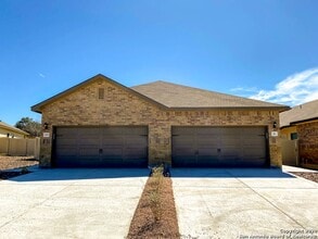 Building Photo - Luxury 3/2 duplex in NBTX