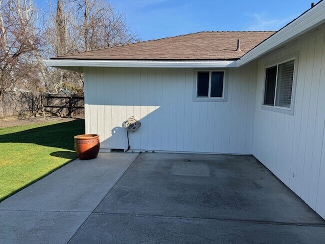 Building Photo - 3 Bedroom/ 2 Bathroom Single Level Home