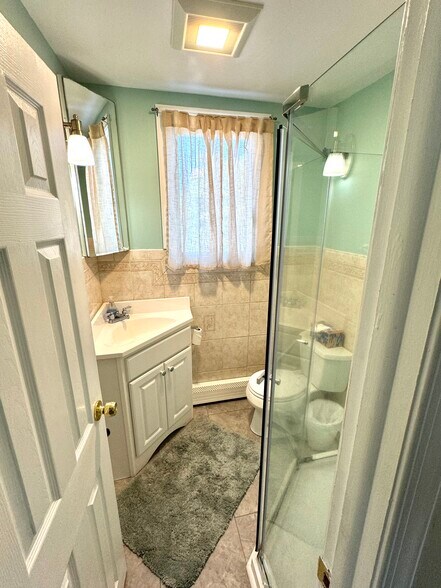 Full bath - 213 Amber St