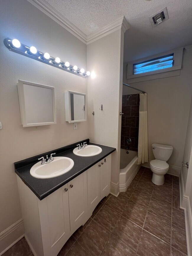 Building Photo - AVAILABLE JUNE 2026 3BR / 2BA in University Area, hardwood floors & natural light