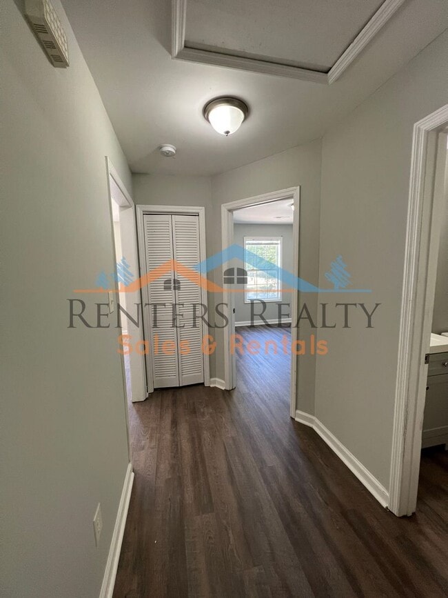 Building Photo - 2 Bedroom Townhouse with Yard