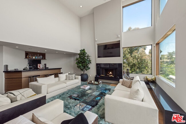 Building Photo - 2826 Las Alturas St