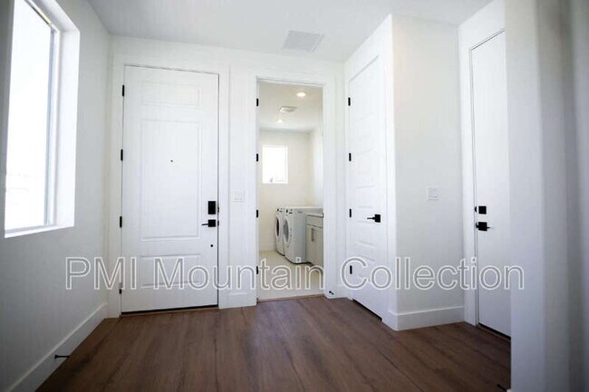Building Photo - 459 Rimrock Ln