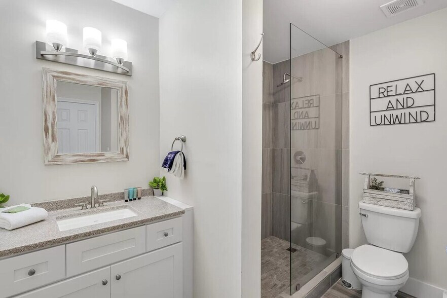 Building Photo - 4000 Gulf Terrace Dr